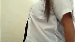 哟，这个18岁学生翘课在主任办公室里性感舞蹈