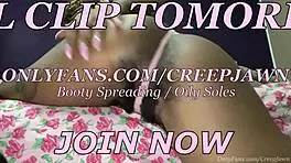 Slim babe twerks her jiggly booty