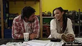 哇，这个爱鸡巴的18岁少女骑大鸡巴骑得真爽！😍