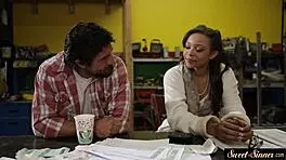 哇，这个爱鸡巴的18岁少女骑大鸡巴骑得真爽！😍