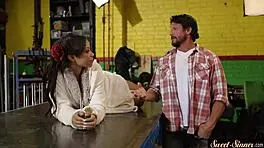 哇，这个爱鸡巴的18岁少女骑大鸡巴骑得真爽！😍