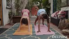 i watch victoria voxxx and ana foxxx give a mindblowin show with lickin and fingerin