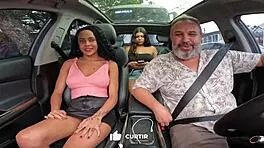 luna, mulata novinha de 19, leva linguada na rua. como aguenta tanto, garota?