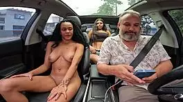 luna, mulata novinha de 19, leva linguada na rua. como aguenta tanto, garota?