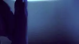 这个18+少女同意和男人及娃娃3P，疯狂吧？