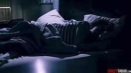 这个18+少女同意和男人及娃娃3P，疯狂吧？