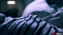 这个18+少女同意和男人及娃娃3P，疯狂吧？