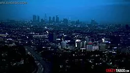 这个18+少女同意和男人及娃娃3P，疯狂吧？