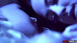 这个18+少女同意和男人及娃娃3P，疯狂吧？