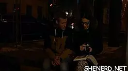 顺从的宅男暗示在紧致的欧洲邂逅中进行热辣动作