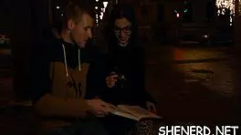 顺从的宅男暗示在紧致的欧洲邂逅中进行热辣动作