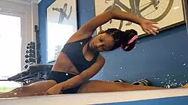 i'm a latina exibicionista flashing my big ass in the gym