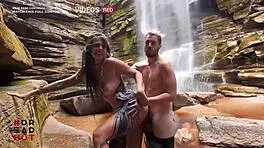 Fui pega no flagra fudendo na cachoeira - dread hot