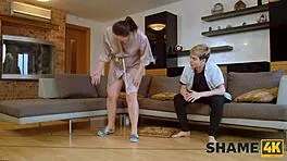 shame4k，嗯，她跟老家伙有肮脏小秘密