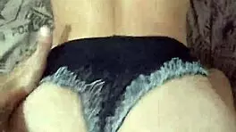 jovencita hermanastra de piel morena mueve su gran culo en follada de perrito intensa