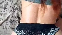 jovencita hermanastra de piel morena mueve su gran culo en follada de perrito intensa