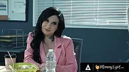 妈妈的女孩 - 输家看着18+秘书Aliya Brynn在办公室剪刀对手Joanna Angel