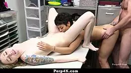 商场保安狠扒衣服腔体搜查撕烂内裤