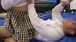 estudiante se folla a su profesor quiere tener el mejor puntaje y ademas le encanta el cuerpo atletico de su guapo profesor se rumora que tiene una polla muy grande