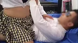 estudiante se folla a su profesor quiere tener el mejor puntaje y ademas le encanta el cuerpo atletico de su guapo profesor se rumora que tiene una polla muy grande