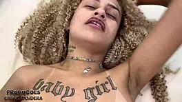 A novinha gozou levando no cu e na buceta e acabou com a boca cheia de leite