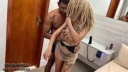 A novinha gozou levando no cu e na buceta e acabou com a boca cheia de leite