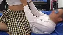 estudiante se folla a su profesor quiere tener el mejor puntaje y ademas le encanta el cuerpo atletico de su guapo profesor se rumora que tiene una polla muy grande