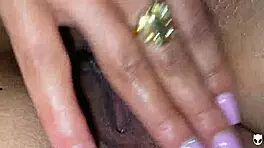 哎，我跟妹子阴蒂对阴蒂磨逼…超湿，我们高潮猛喷！