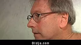 Damn, horny hotel maid bangs an oldman customer today!