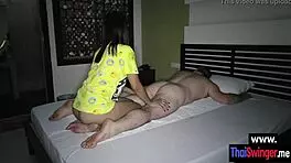 湿润的亚洲少女18+ Leena，她惊人的屁股被按摩然后口交再干