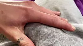 Je Lui Branle Sa Grosse Queue Avec Mes Mains