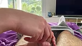 Je Lui Branle Sa Grosse Queue Avec Mes Mains