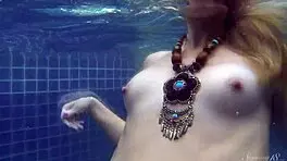 Blonde pool babe Wendy swims nude underwater!