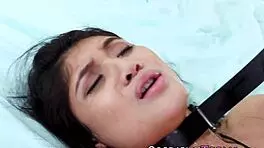 呃，打屁股绑起来的18岁少女在淋浴中被射精