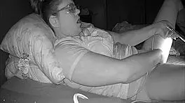 大奶婊子为女友在隐藏摄像头上手指 😏