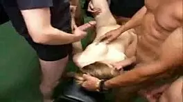 难以相信两个年轻18岁荡妇被那么多男人操