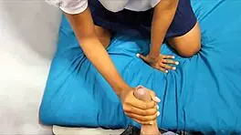 Padrastro interrumpe en la habitación de hijastra solo para romperle el coño y crempie en el culo