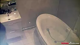 偷窥继女斯嘉丽在浴缸里玩玩具隐藏摄像头