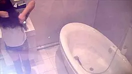 偷窥继女斯嘉丽在浴缸里玩玩具隐藏摄像头