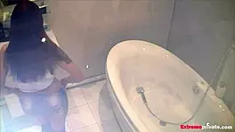 偷窥继女斯嘉丽在浴缸里玩玩具隐藏摄像头