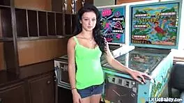 天哪，看这个娇小的18岁少女bailey用手指玩弄她紧致的湿润小穴！😍