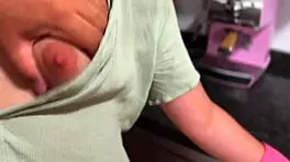 En La Cocina Follo A Mi Asistenta Mientras Mi Mujer Esta En El Salon Viendo La Television