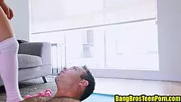 嘿，我的教练为什么那样盯着？他在健身时渴望我吗？