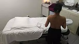 18岁印度学生Sarah大学初尝感官按摩