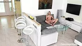 Angelika Grace在Beauty-Angels滴湿书页