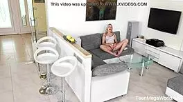 Angelika Grace在Beauty-Angels滴湿书页