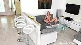 Angelika Grace在Beauty-Angels滴湿书页