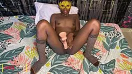 巨型假屌撑开湿黑屄女潮吹