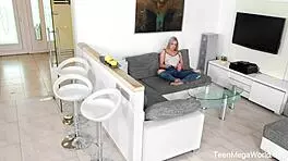 Angelika Grace在Beauty-Angels滴湿书页