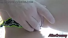 18+学生公共泳池抠骚逼陌生人旁超险